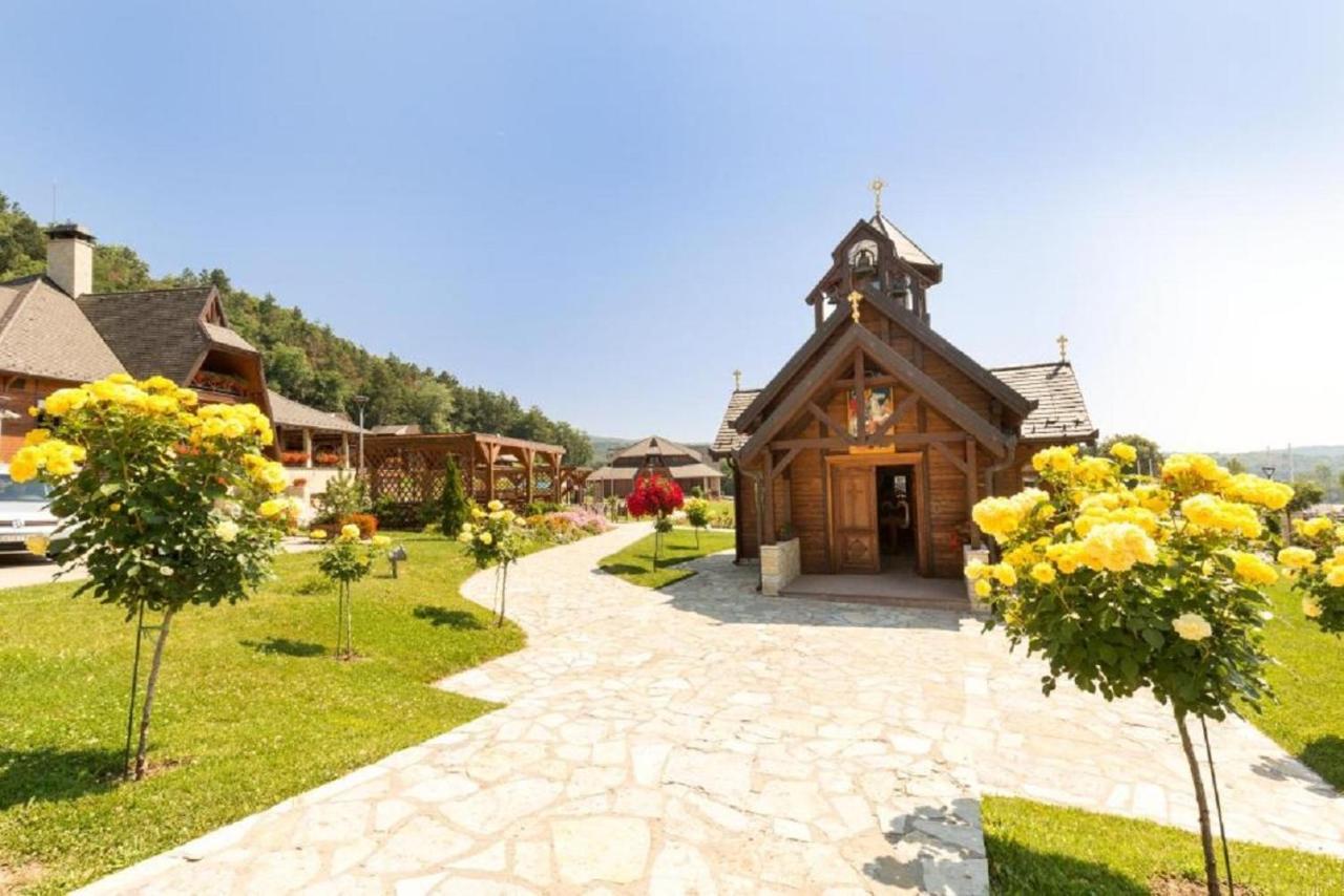 Hotel Etno Naselje Vrdnicka Kula Vrdnik Esterno foto