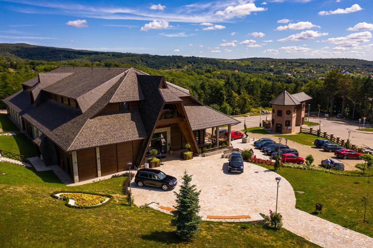 Hotel Etno Naselje Vrdnicka Kula Vrdnik Esterno foto