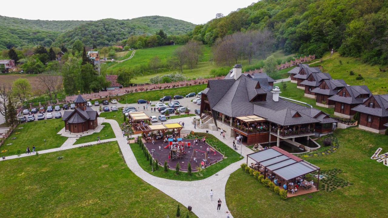 Hotel Etno Naselje Vrdnicka Kula Vrdnik Esterno foto