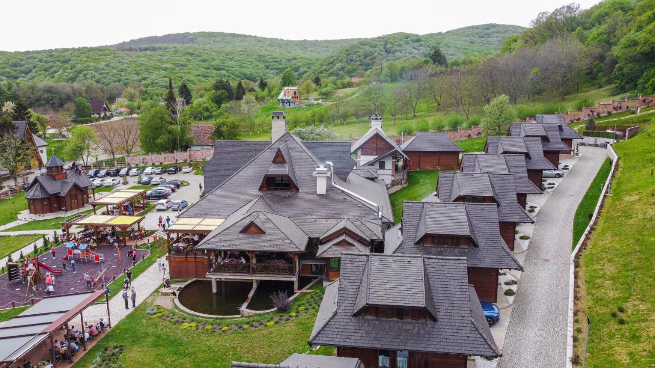 Hotel Etno Naselje Vrdnicka Kula Vrdnik Esterno foto