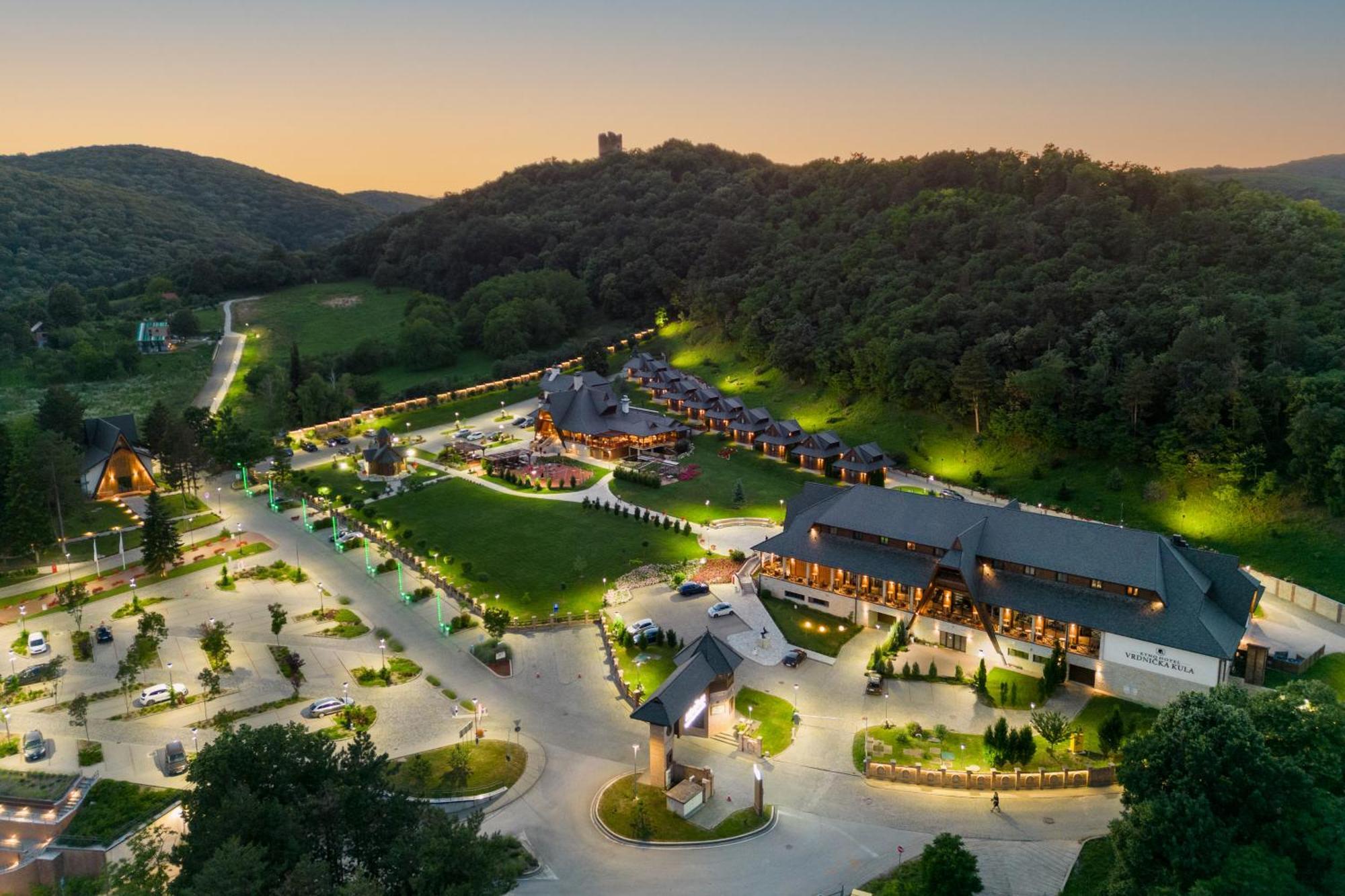 Hotel Etno Naselje Vrdnicka Kula Vrdnik Esterno foto