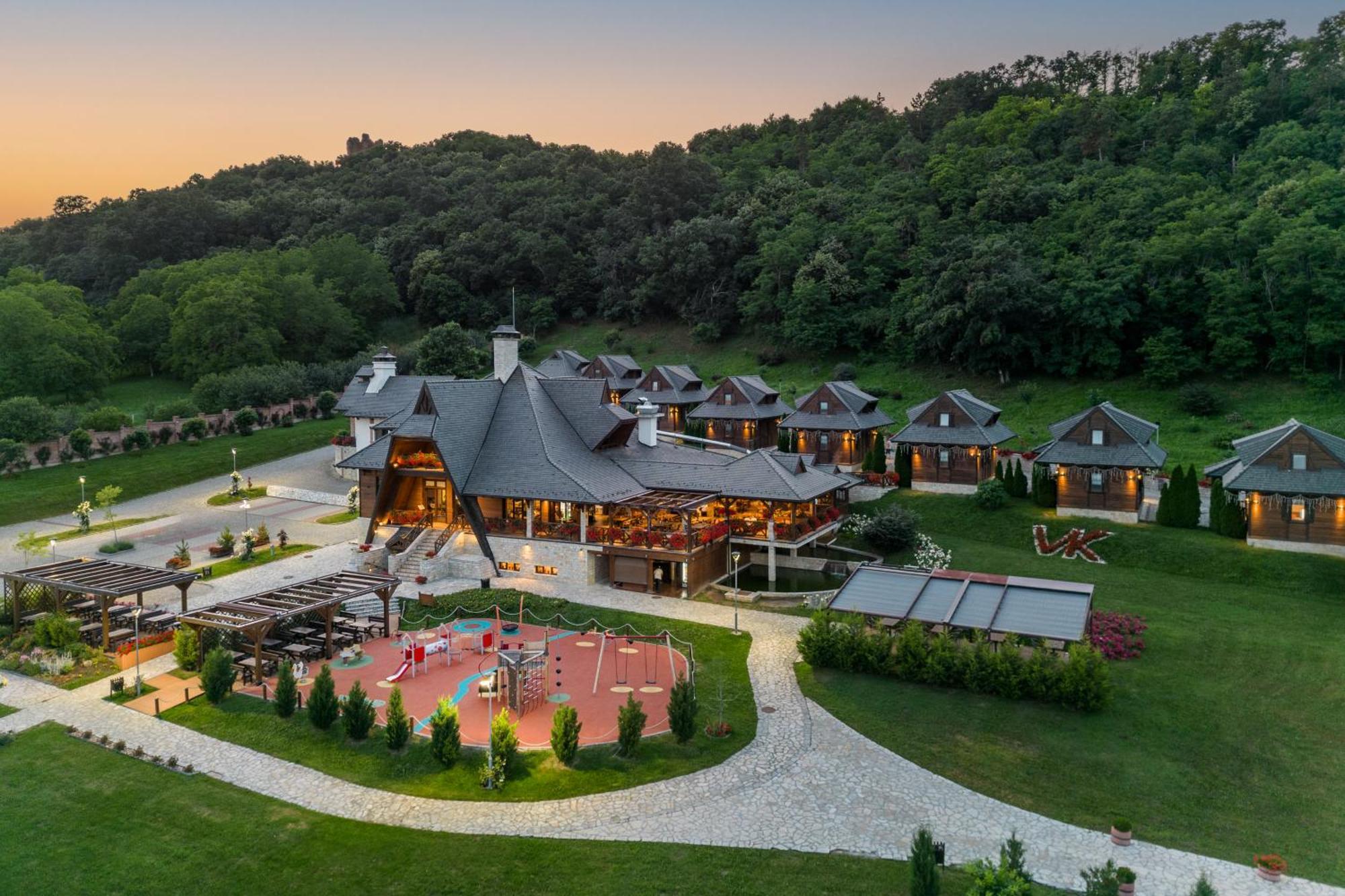 Hotel Etno Naselje Vrdnicka Kula Vrdnik Esterno foto