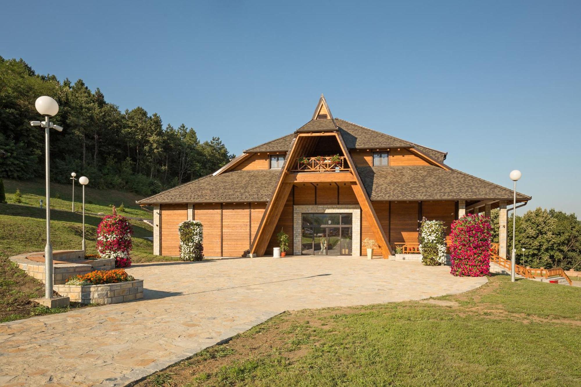 Hotel Etno Naselje Vrdnicka Kula Vrdnik Esterno foto