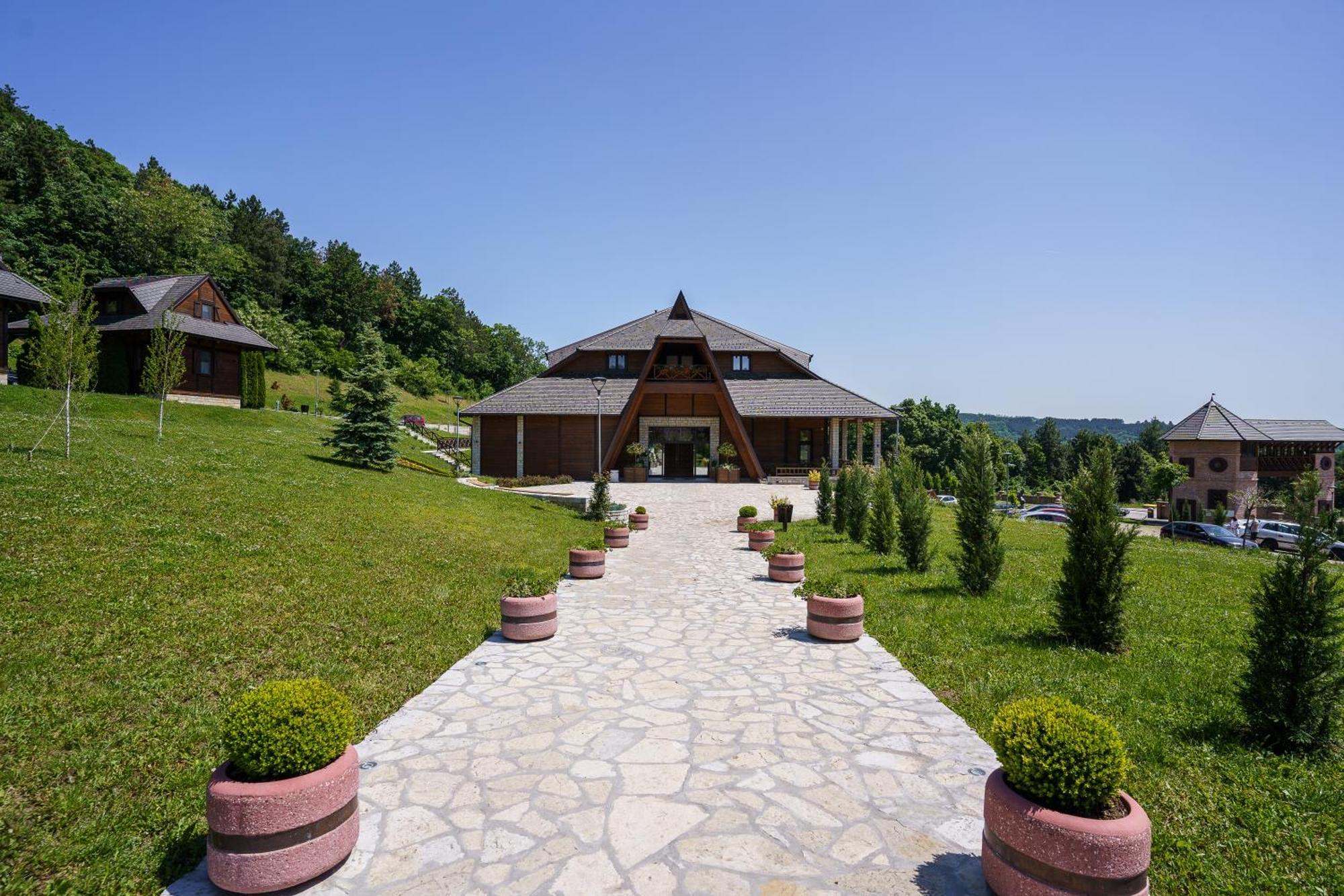 Hotel Etno Naselje Vrdnicka Kula Vrdnik Esterno foto