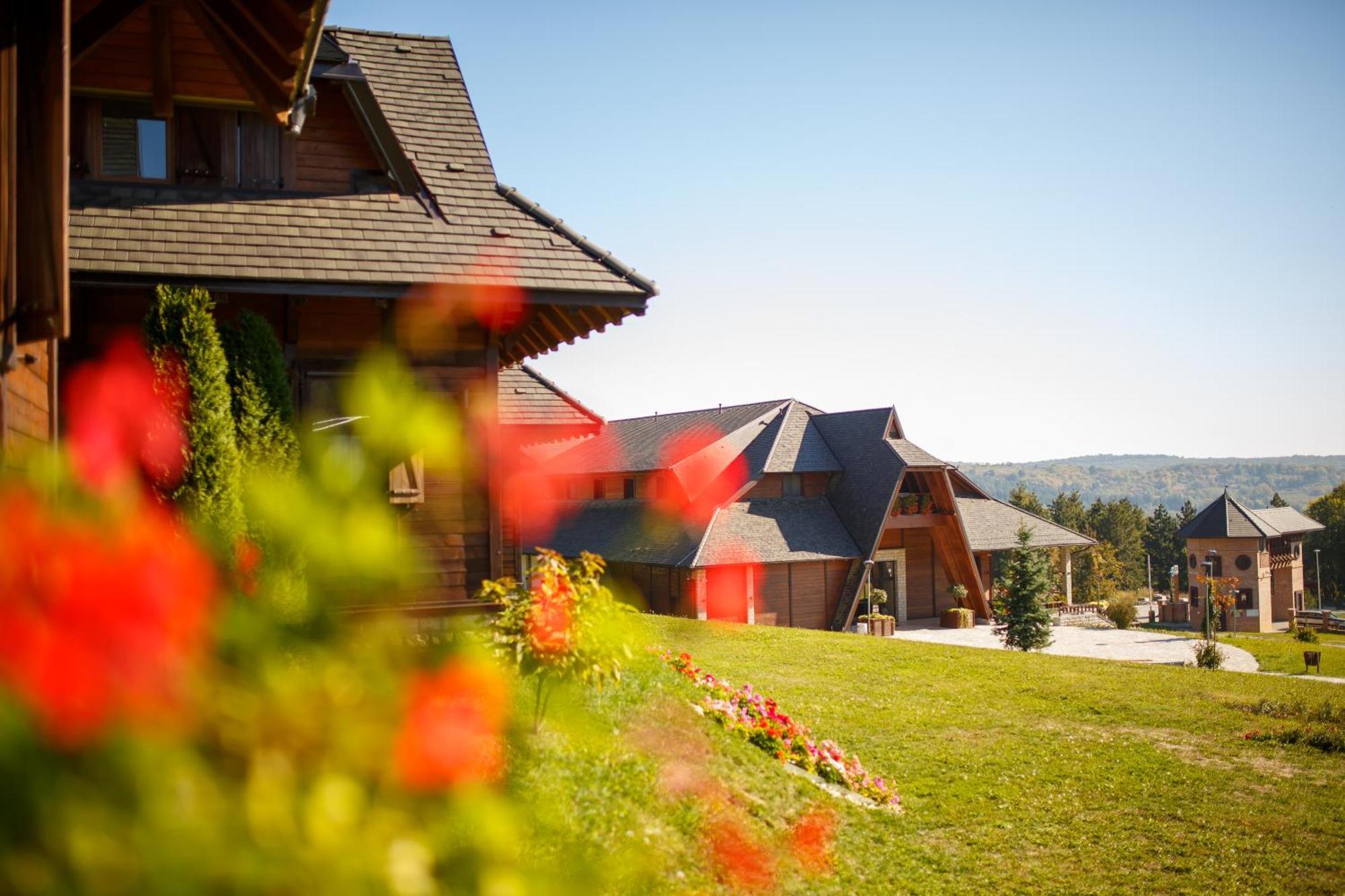 Hotel Etno Naselje Vrdnicka Kula Vrdnik Esterno foto