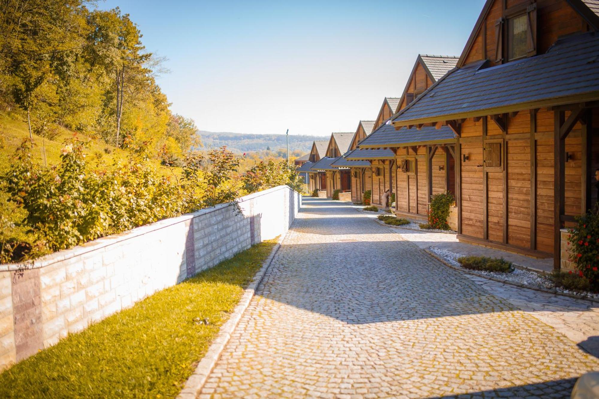 Hotel Etno Naselje Vrdnicka Kula Vrdnik Esterno foto